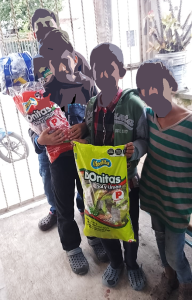 Lee más sobre el artículo Entrega de dulces a niños, por los HH. de la